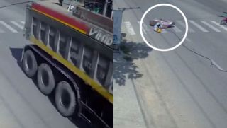 Phẫn nộ clip xe tải kéo đứt dây điện, ‘quật’ ngã người đi đường rồi ngang nhiên bỏ chạy