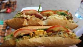 Khẩn trương điều tra vụ hàng loạt người nôn ói, nhập viện cấp cứu sau khi ăn bánh mì tại TPHCM