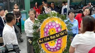 Thực hư chuyện học sinh mang vòng hoa tới trường ngày chụp ảnh kỷ yếu, nhà trường lên tiếng 