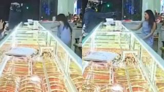 Đắk Lắk: Người đàn ông bịt mặt xông vào tiệm vàng ném vật lạ, nữ chủ tiệm hoang mang cầu cứu
