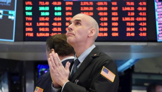 Phố Wall rung lắc: Dow Jones ‘bay’ gần 800 điểm, dầu WTI vọt lên 81 USD/thùng vì căng thẳng Trung Đông