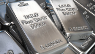 Quỹ bạc lớn nhất thế giới 'xả' hàng trăm tấn trong một ngày: Tín hiệu gì cho thị trường kim loại?