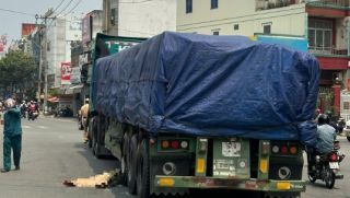 Hiện trường vụ tai nạn nghiêm trọng ở Tây Ninh: Nữ sinh cấp 3 cuốn vào bánh container, tử vong