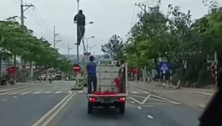 Xôn xao clip xe biển xanh chở người 