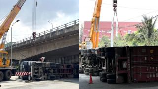 Hiện trường xe container chở 30 tấn hàng lật ngửa dưới gầm cầu, tài xế hiện ra sao?