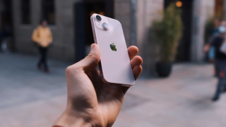 Chiếc iPhone từng bị chê lên chê xuống, giờ là cú hời công nghệ, giá cực thơm, chạy mượt, thiết kế gọn gàng bỏ túi