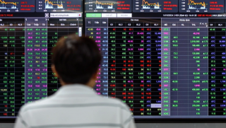 VN-Index bật tăng mạnh sau cú giảm lịch sử, lấy lại mốc 1.700 điểm