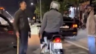 Công an làm việc với tài xế ô tô cầm gậy đe dọa người đi xe máy, bước đầu xác định nguyên nhân vụ việc