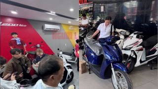 Giá xăng tăng mạnh, một đại lý xe điện ở TPHCM xuất hiện cảnh tượng lạ