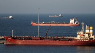 Iran tuyến bố sẽ cho tàu chở dầu đi qua eo biển Hormuz nếu thanh toán bằng tiền của quốc gia này?