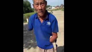 Clip cụ ông cụt 2 bàn tay kẹp con rắn hổ mang hơn 2m sát vào người sau khi bị cắn, tình hình cụ ông?