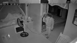 Cà Mau: Chú rể say rượu ngủ quên bị trộm mất thùng tiền mừng cưới, camera ghi lại hình ảnh tên trộm