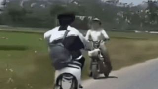 Xót xa vụ hai nam sinh không đội mũ, lạng lách sang đường ngược chiều tông trực diện người phụ nữ
