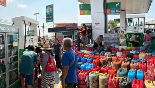 Trạm xăng Thái Lan xuất hiện cảnh lạ, người dân xếp hàng mang can mua xăng giữa khủng hoảng nhiên liệu lan rộng