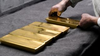 Giá vàng biến động trước chiến sự Trung Đông, dự báo vàng thế giới hướng tới 6.000 USD mỗi ounce