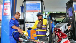 Giá xăng dầu trong nước tăng nhưng vẫn thấp hơn thế giới, cơ chế điều hành và quỹ bình ổn đang ‘giữ giá’ ra sao?