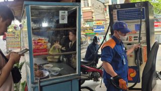 Giá xăng hôm nay giảm sâu, nhiều hàng quán vẫn giữ giá, lý do chưa điều chỉnh được làm rõ