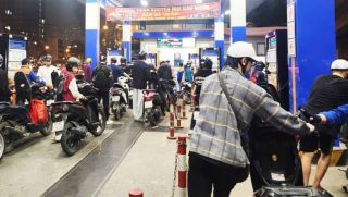 Lý giải nguyên nhân khiến giá xăng dầu trong nước ngày 27/3 lao dốc nhưng thế giới đang 'đu đỉnh'?