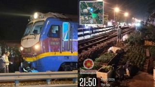 Hiện trường tàu hoả va chạm xe máy khiến 2 bạn nữ tử vong ở Hà Nội, xác định danh tính nạn nhân?