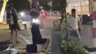 Diễn biến nóng nam sinh đi xe máy bất ngờ bị nhóm đi ô tô quật ngã, ngồi lên người đánh đập đa chấn thương