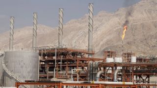 Iran tăng doanh thu dầu mỏ sau khi xung đột bùng phát, eo biển Hormuz tác động nguồn cung, giá dầu thế giới biến động