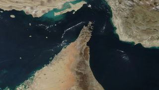 Iran tung đòn 'khóa cổ' eo biển Hormuz: Thế giới lo kịch bản giá dầu bùng nổ, tàu Mỹ có thể bị chặn?