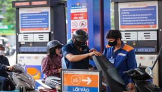 Một quốc gia láng giềng với Việt Nam bất ngờ phát tiền cho 36 triệu dân vì giá xăng tăng thẳng đứng