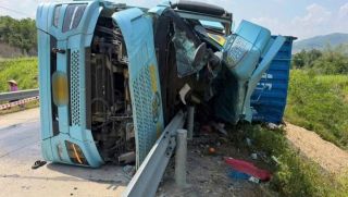 Hiện trường xe container lấn làn đè bẹp xe máy khiến 3 người tử vong thương tâm