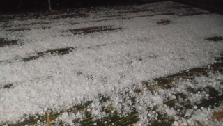 Mưa đá xuất hiện nhiều nơi ở Hà Nội và Cao Bằng