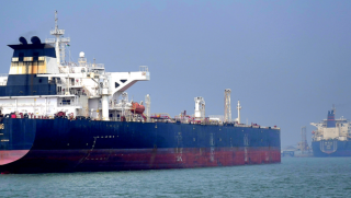 Giá dầu bật tăng mạnh sau cảnh báo không kích Iran của ông Trump