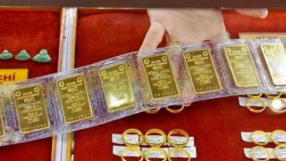 Giá vàng hôm nay tụt dốc: Vàng miếng SJC 'rơi mạnh', chênh lệch mua vào bán ra cao hiếm thấy