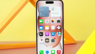 Giá vàng chiều nay 4/4 tăng nhẹ, một chỉ vàng có thể mua được mẫu iPhone cực ngon này