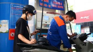 Tin xăng dầu 8/4: Giá xăng trong nước chiều nay 'rơi tự do', Honda SH, Vision đổ đầy bình bao nhiêu?