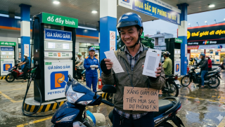 Giá xăng 9h tối nay 10/4 `đứng yên` cực đẹp, dư tiền mua sạc dự phòng, sẵn sàng xăng tràn bình vi vu lễ 9 ngày!