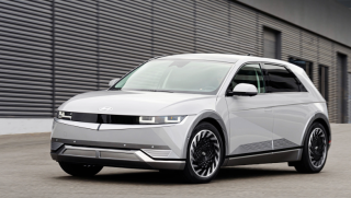 ‘Xe của năm 2022’ Hyundai Ioniq 5 lộ diện bản facelift trên đường phố: Pin lớn hơn, gầm êm hơn