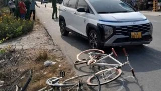 Hiện trường vụ ô tô tông xe đạp khiến 2 người thương vong ở Đồng Tháp, hé lộ danh tính tài xế
