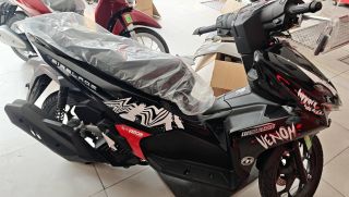 Tin xe hot 15/4: Giá xăng dầu hôm nay vừa giảm, Honda Air Blade phiên bản mới đã cập bến đại lý Việt