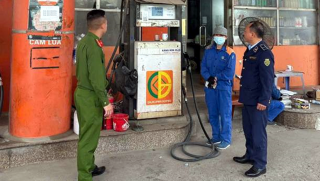 Giá xăng dầu chiều 16/4: RON95-III giảm tổng 3.433 đồng, xử phạt cửa hàng giới hạn mức bán 30.000 đồng/lượt cho xe máy 