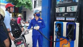 Tin giá xăng dầu ‘hot’ tối 18/4: Đồng loạt về mốc 'rẻ như bèo', giá lăn bánh VinFast VF 3 bao nhiêu?