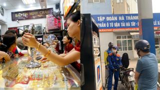 Giá vàng hôm nay 24/4: Vàng SJC, nhẫn 9999 'bốc hơi' gần triệu, RON95, E5 RON92 cực rẻ, dầu diesel tiếp tục lao dốc