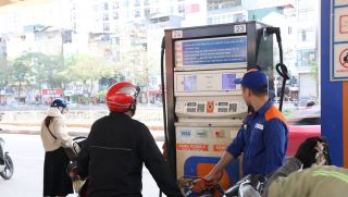 Tin ‘nóng’ giá xăng dầu Petrolimex hôm nay 27/4: xăng RON 92 và RON 95 ‘thủng đáy’, giá ‘đầy bình’ xe ga 150cc và 160cc