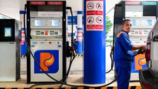 Giá xăng dầu hôm nay 29/4: Dầu diesel giảm ‘sập sàn’, xăng RON 92 và RON 95 ‘rẻ hết nấc’, giá lăn bánh VinFast VF 5 mềm