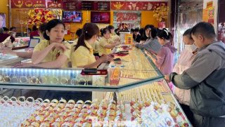 Giá vàng hôm nay 29/4: Vàng SJC, nhẫn 9999 giảm mạnh trước lễ 30/4, cảnh mua - bán xuất hiện tình trạng lạ 