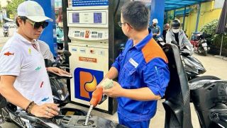 Giá xăng dầu hôm nay 1/5: Xăng RON 92 và RON 95 ‘bán như biếu’, bảng giá ‘đầy bình’ các mẫu xe ga 125cc phổ biến