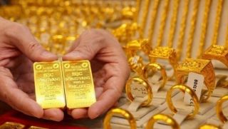 Giá vàng hôm nay 2/5: Vàng SJC, nhẫn 9999 xuất hiện tín hiệu khác thường, chuyên gia cảnh báo rủi ro khi ôm vàng