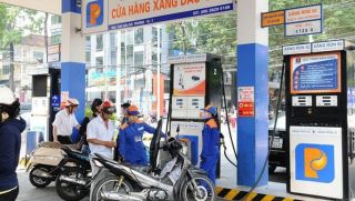 Giá xăng dầu hôm nay 5/5: Dầu diesel ‘rẻ kịch sàn’, xăng RON 95 ‘bán như biếu’, giá lăn bánh  VinFast VF 6 cực ‘mềm’