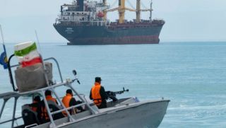 Diễn biến tại eo biển Hormuz: Iran nêu tuyến đường an toàn duy nhất, Mỹ dừng hỗ trợ chiến dịch hàng hải