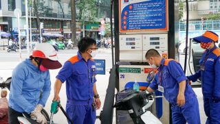 Giá xăng dầu hôm nay 7/5: RON92 và RON95 lao dốc từ đỉnh, sắp chạm đáy, Honda Wave Alpha rẻ như rau