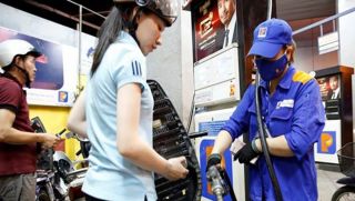 Từ 15h chiều nay, giá xăng RON92 và RON95 tăng phi mã, dầu Diesel ngược chiều lao dốc, lý do là gì?