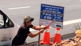 Thông tin ban đầu vụ người đàn ông cạo xóa số đường dây nóng trên cao tốc Bắc-Nam khiến CĐM xôn xao